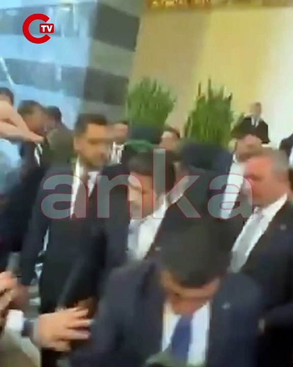 TBMM Genel Kurulu'nda Adalet Bakanı Akın Gürlek'in yemin töreni sırasında çıkan kavga sebebiyle, Akın Gürlek TBMM'den AK Partili vekiller eşliğinde çıktı