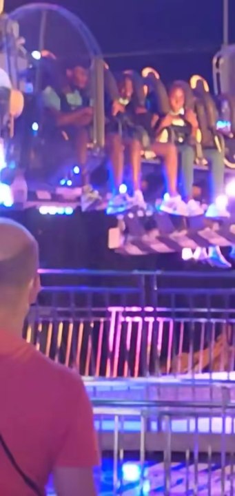 J'ai bien ride dans ce Loop Fighter qui tourne à 360 degrés monte jusqu'à 30 mètres de hauteur et s'agite à une vitesse de 80km/h avec une accelération de 4,5G.Le fameux ATMOSFAER à @Azur ParkOFFICIELJe me suis bien enjailler dedans