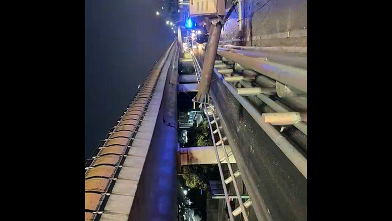 Tráiler derriba enorme anuncio en Oceanía y provoca caos vial rumbo al AICM