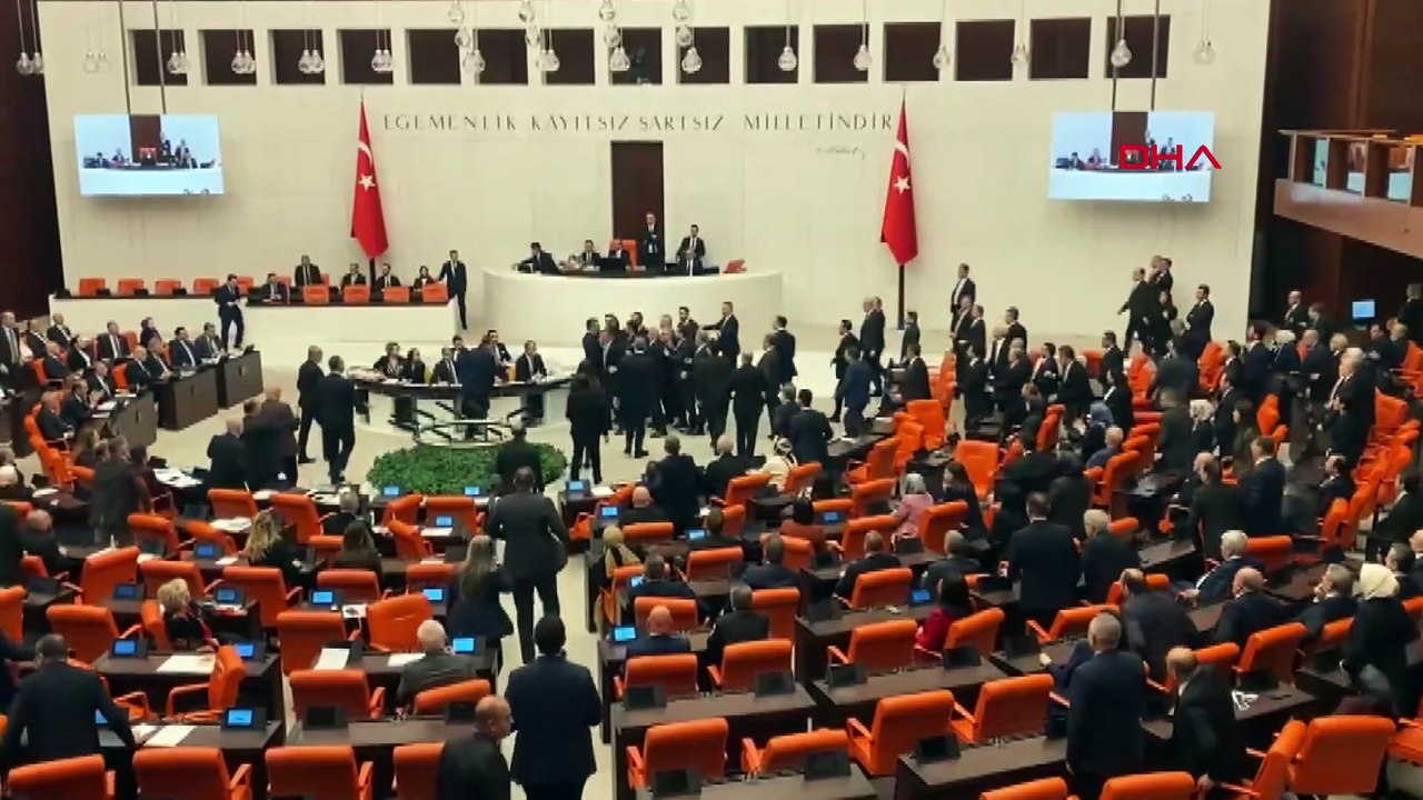 Meclis'te gerginlik! Akın Gürlek'in yemin etmesini engellemek isteyen CHP'li vekiller kürsüyü yürüdü