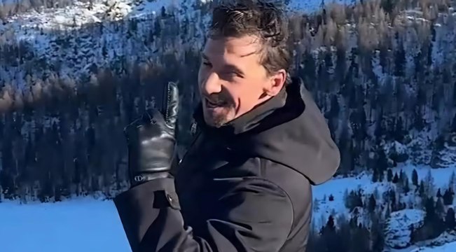 Ibra e il pallone: lo trova sulla neve e palleggia per diversi secondi