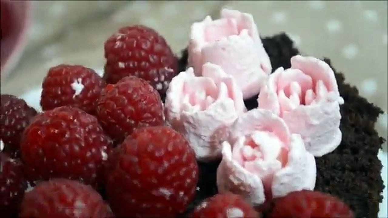 Torta di cuore rosso al mascarpone e lamponi