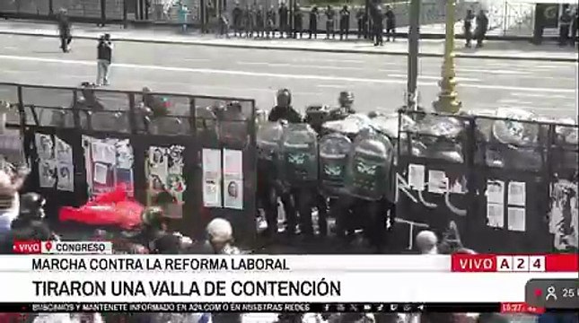 Tensión frente al Congreso entre manifestantes y la policía durante la marcha contra la reforma laboral