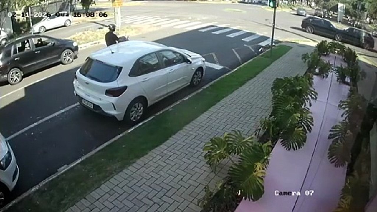 Imagens de câmeras mostram acidente com três veículos em Umuarama