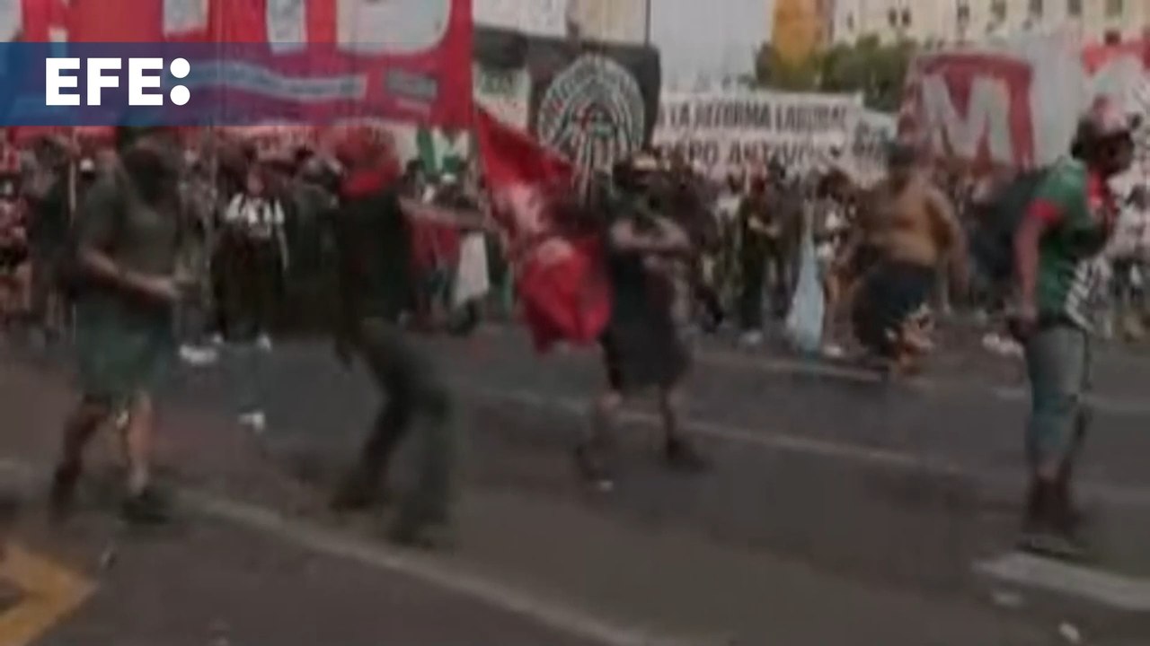 Tensión entre manifestantes y policías en protesta contra la reforma laboral en Argentina