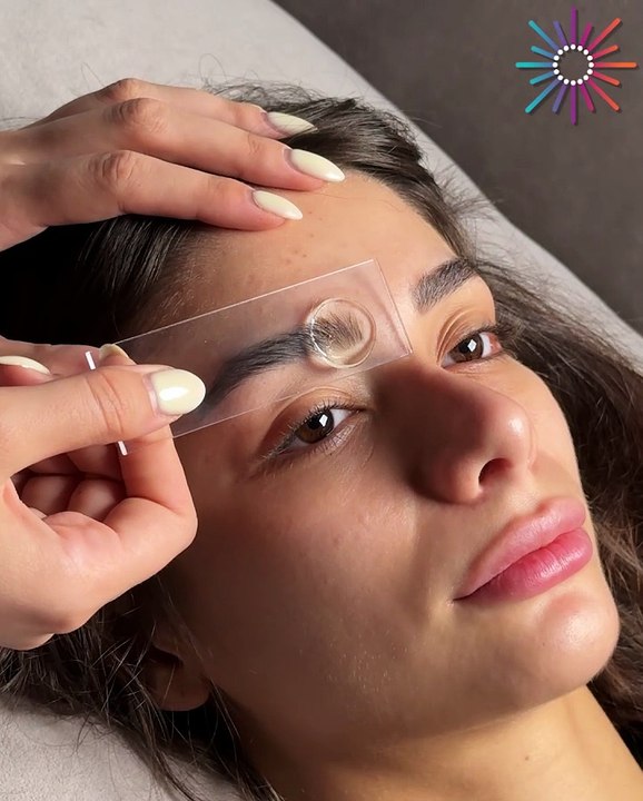 Satisfying eyebrow gel application! 💆