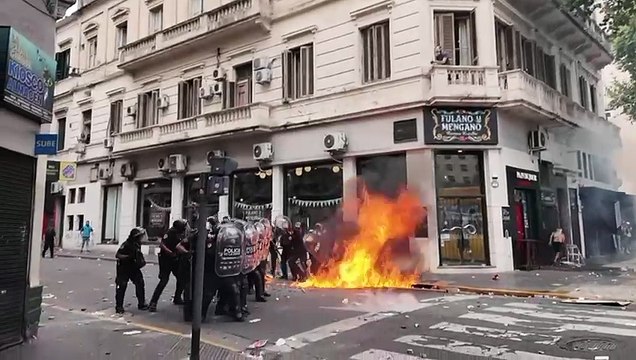 Manifestantes tiraron una molotov a la Policía de la Ciudad