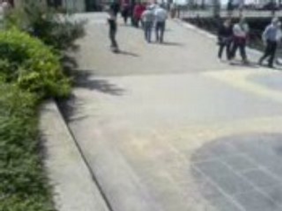 Lip slide street