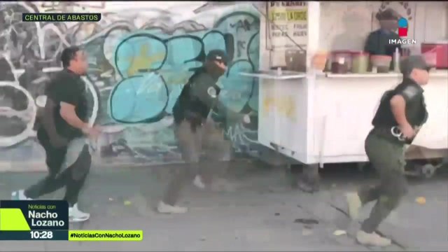 ¡A jitomatazos! Diableros corrieron a policías en la Central de Abasto en SLP