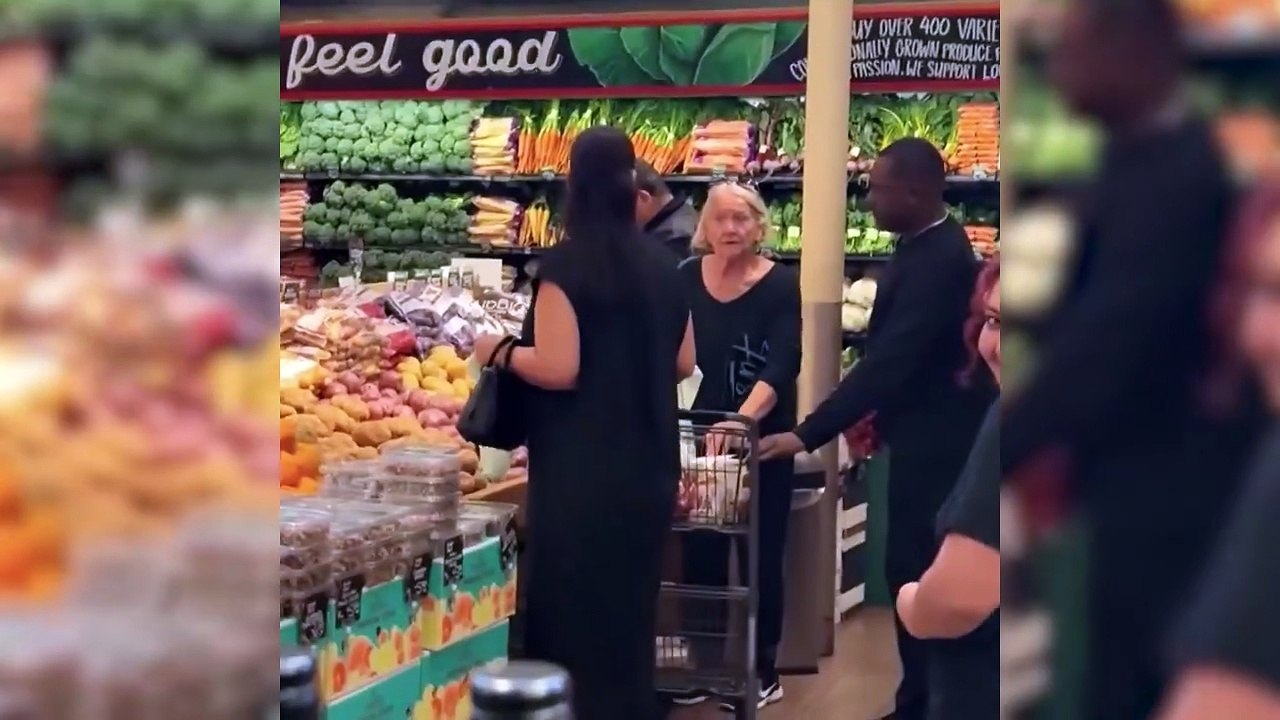 Alışverişte samimi kare! Rihanna’nın yaşlı kadınla sohbeti dikkat çekti