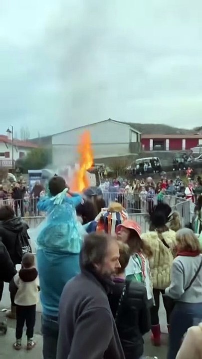 Pyrénées-Atlantiques : En pleine rue, un  immense mannequin censé représenter Jordan Bardella est incendié sous les acclamations de militants d'extrême gauche