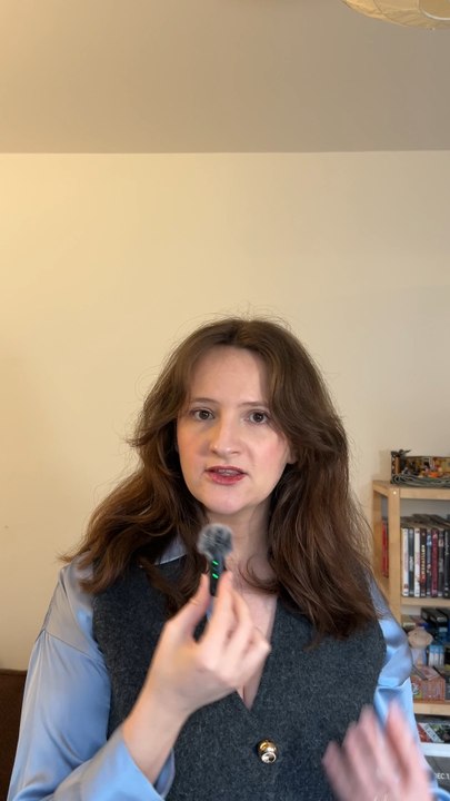 Découvre les Guerrilla Girls, un collectif d'artistes féministes anonymes qui ont secoué le monde de l'art. Entre art, activism et humour, elles dénoncent le sexisme et le racisme dans les musées depuis 1985.