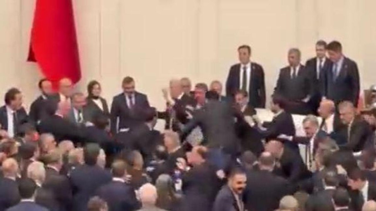 Spintoni e pugni nell'aula del parlamento turco: la protesta contro in nuovo ministro Gurlek