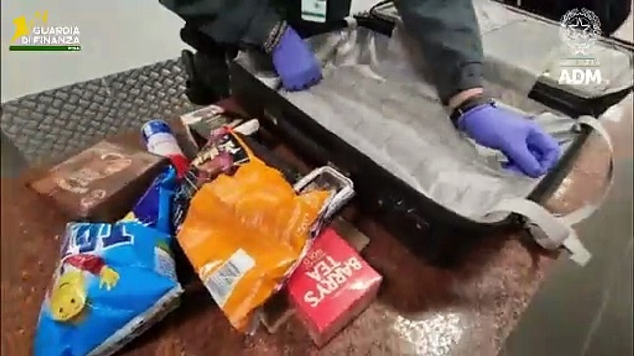 I controlli della Guardia di Finanza all'aeroporto di Pisa