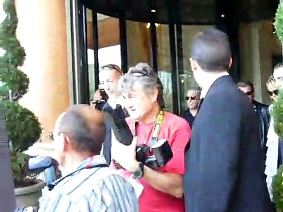 2009 – Johnny Hallyday – Johnny et Laeticia Hallyday quittent leur hôtel à Cannes (17 mai)