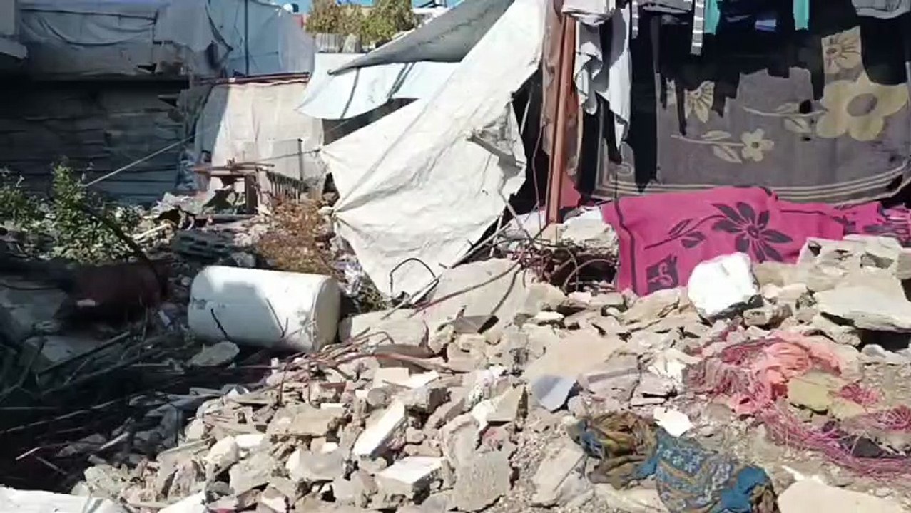 Mahmoud Abu Ismail mencari sisa-sisa anak-anak dan istri  yang dibunuh pasukan Israel saat mengebom rumahnya di al Sabra, Kota Gaza.