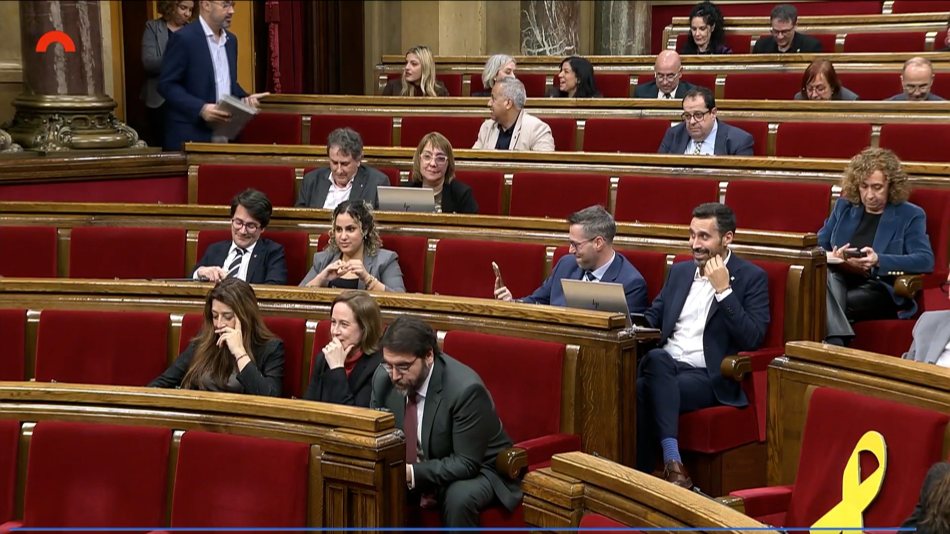 Un estruendo simult�neo en los tel�fonos de toda Catalu�a marc�, a las 18:20 horas, el primer env�o masivo del sistema Es-Alert debido a un temporal de viento. El mensaje del Govern detalla medidas de emergencia para este jueves, entre las que destacan la suspensi�n de las clases escolares y universitarias, la cancelaci�n de actividades deportivas y de citas sanitarias no urgentes, adem�s del cierre preventivo de espacios naturales.