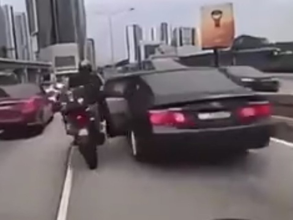 Autotür bringt Motorradfahrer zu Fall