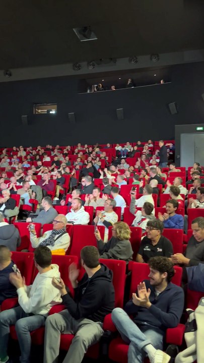 Daniel Riolo fait son entrée, acclamé par les près de 400 auditeurs d'RMC qui ont fait le déplacement pour assister à "L'After Foot".