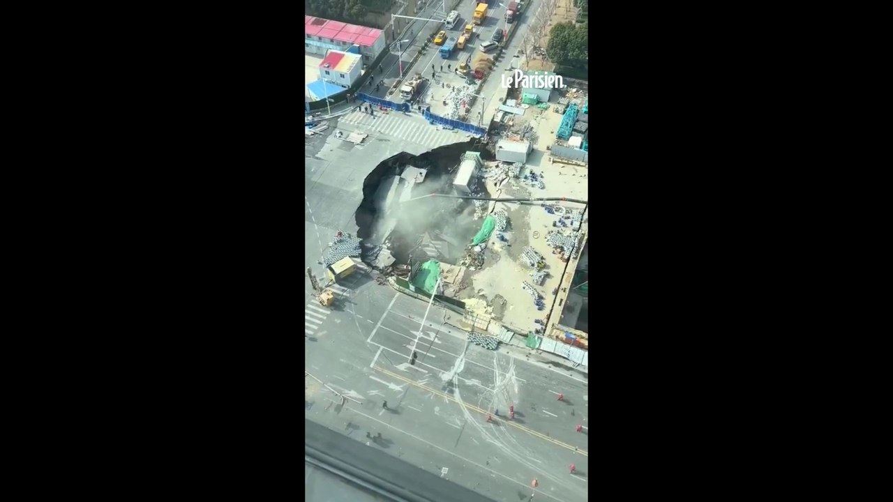 La chaussée s'effondre sur le chantier de métro de Shanghai