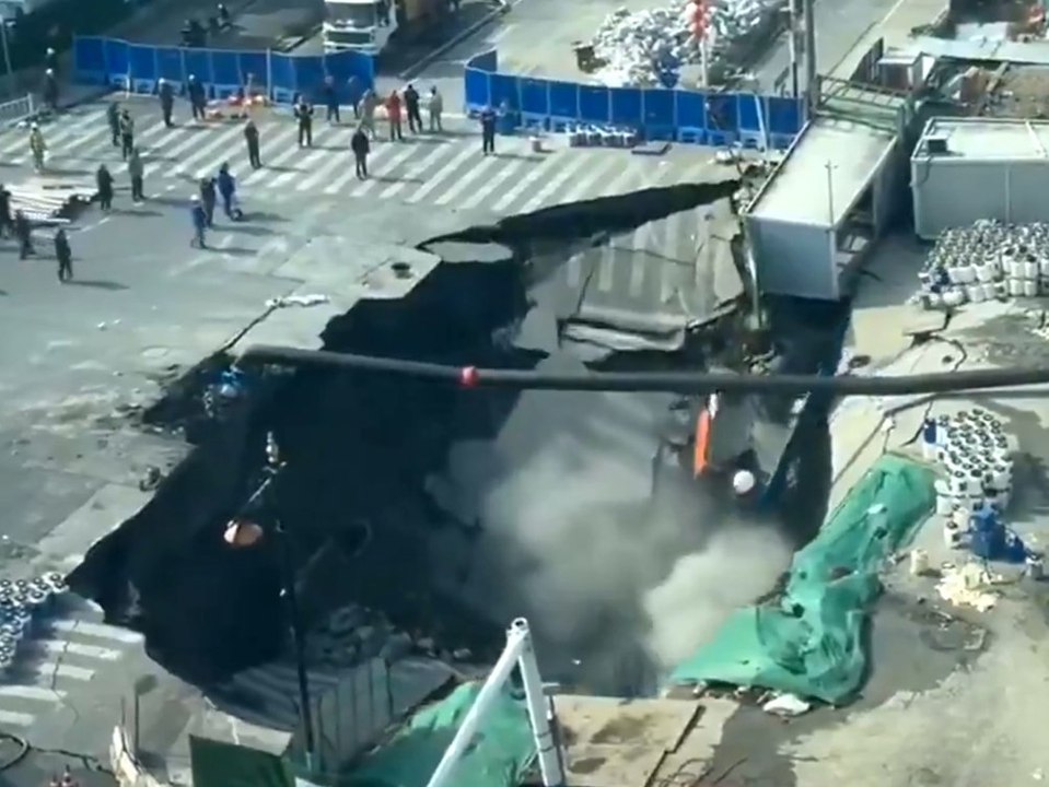 Riesiges Sinkloch reißt Baustelle in die Tiefe