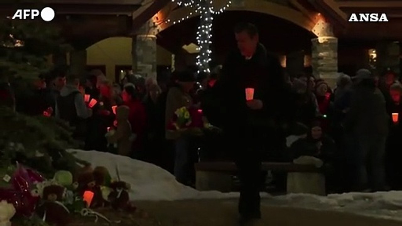 A Tumbler Ridge, in Canada, la veglia per ricordare le vittime della sparatoria avvenuta in una scuola
