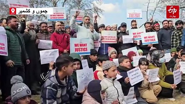 سرینگر میں کنٹریکچول اور یومیہ اجرت پر کام کرنے والے ملازمین کا احتجاج، اہل خانہ بھی ہوئے شریک