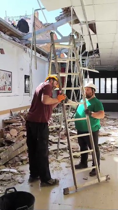 Operaris treballant al Musisc'son després de les destrosses