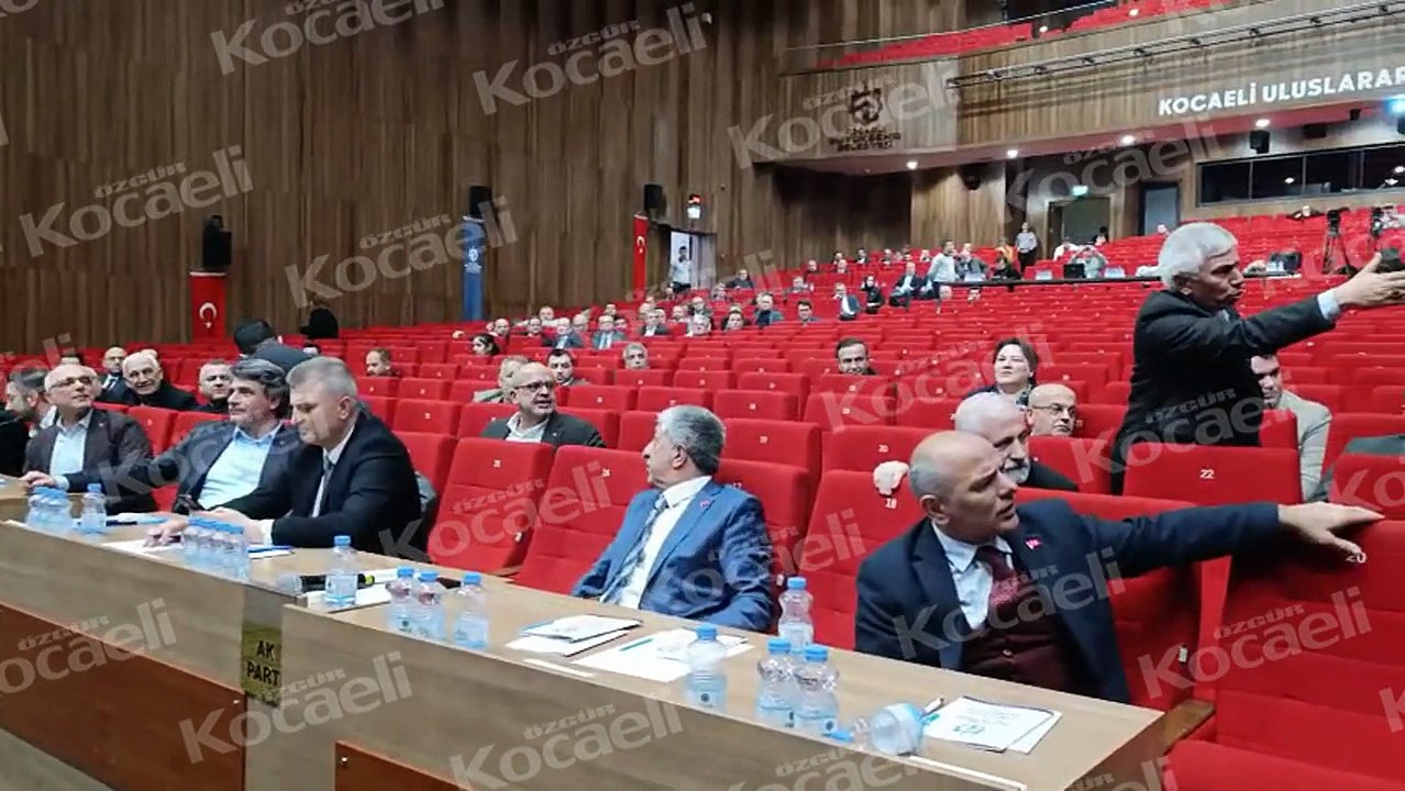 Büyükşehir meclisinde kavga! “Onu adam yerine koymayın”