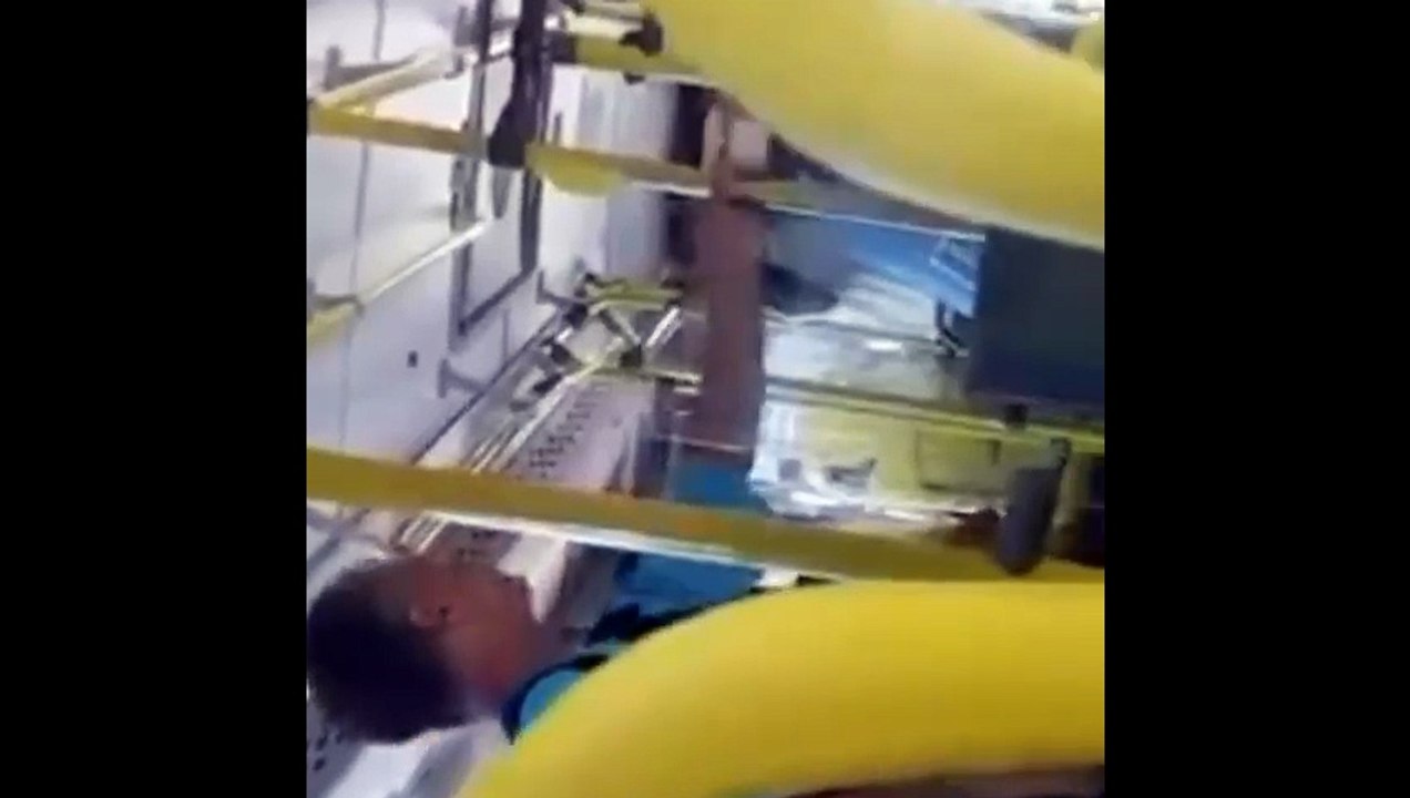 Motorista desce do ônibus e agride passageiro durante viagem em Joinville; VÍDEO