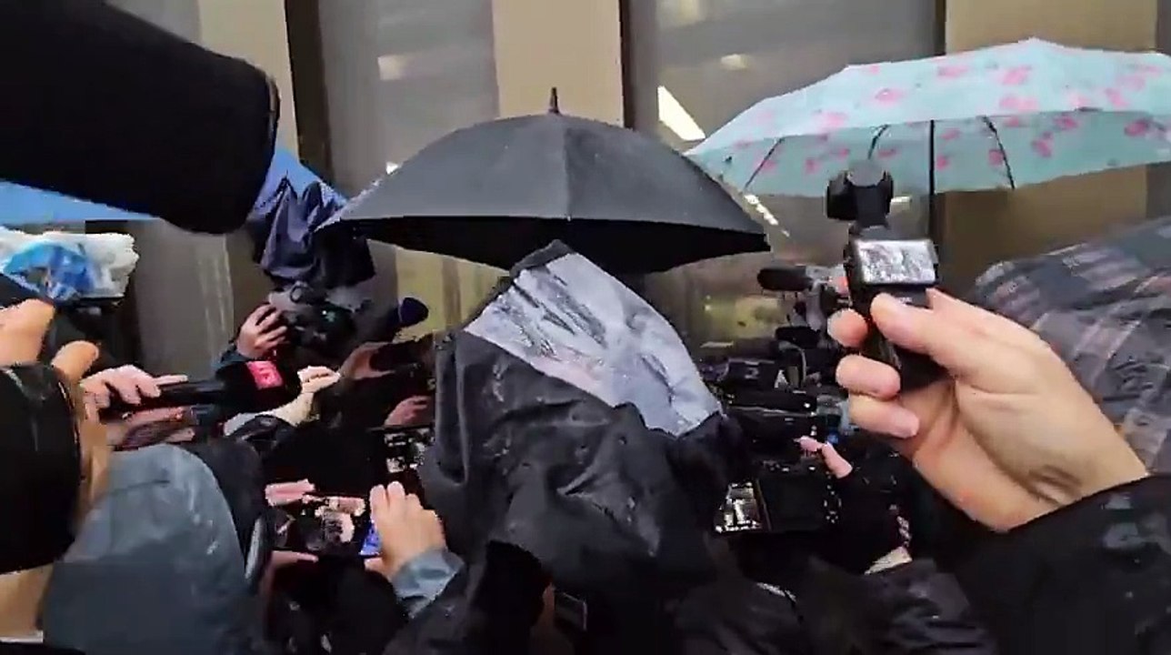 Le couple Moretti s'est retrouvé face à des familles de victimes en larmes et hurlant : "Regardez-moi dans les yeux, vous avez tué mon frère !"