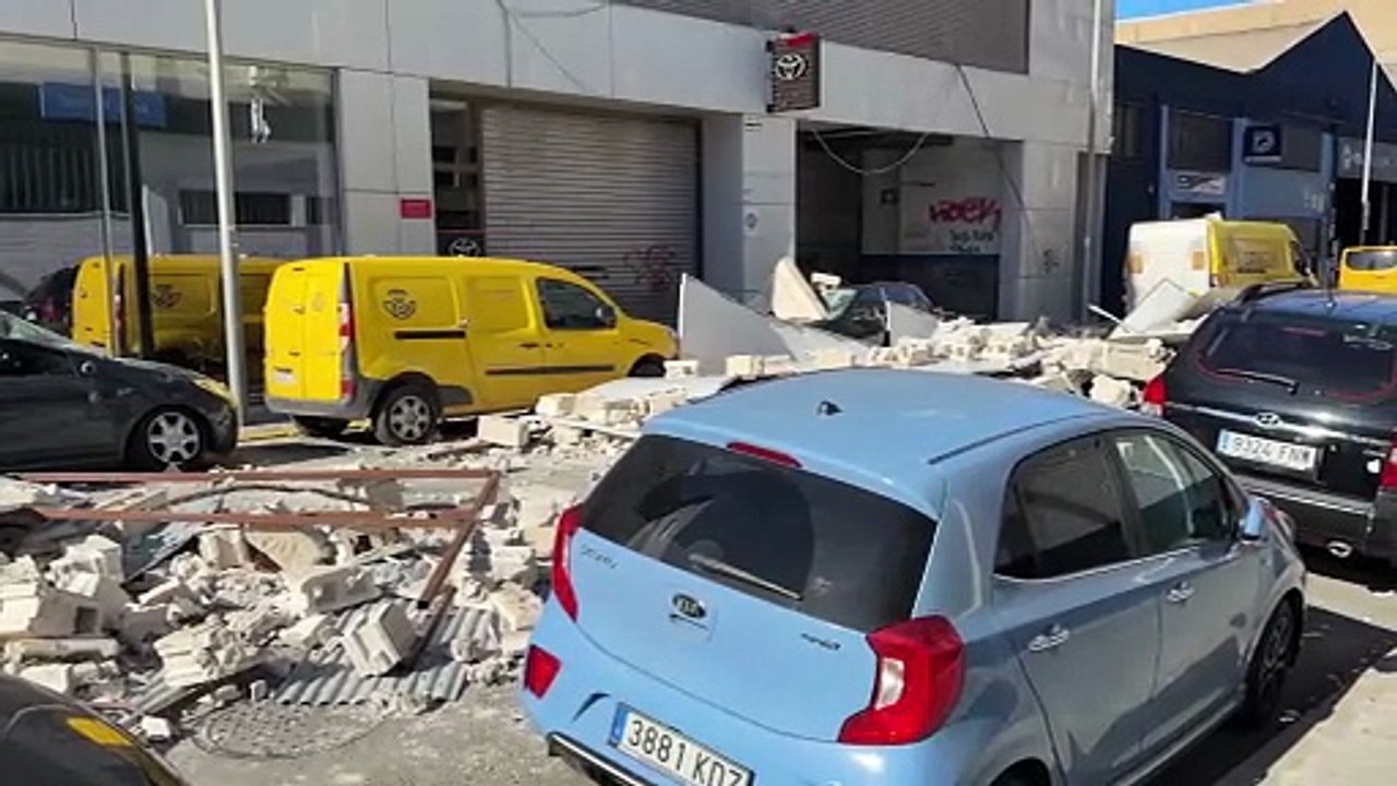 Una dona ferida a l'Hospitalet de Llobregat en caure-li part d'un edifici al cotxe mentre ella esperava a l'interior