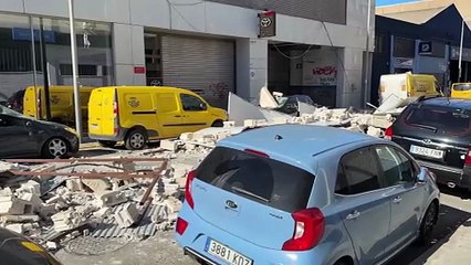 Una dona ferida a l'Hospitalet de Llobregat en caure-li part d'un edifici al cotxe mentre ella...