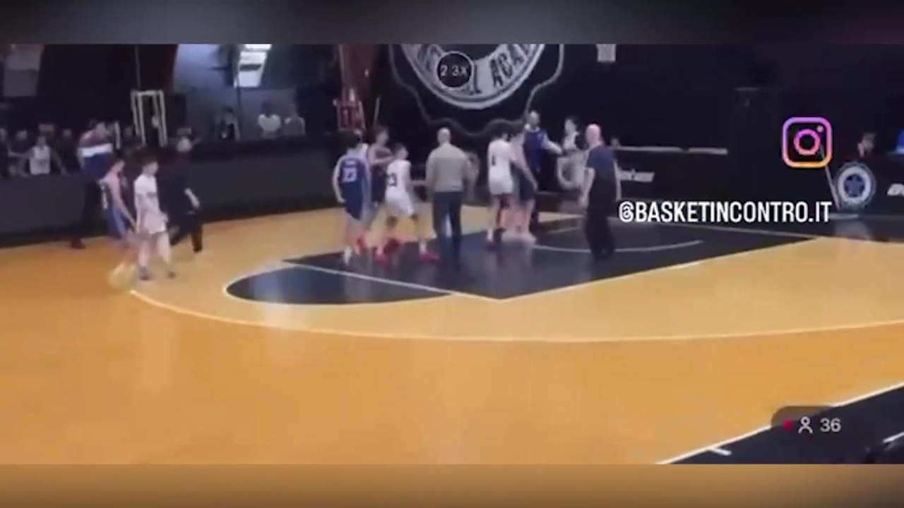 Roma, rissa sul campo da basket della Stella Azzurra: il video