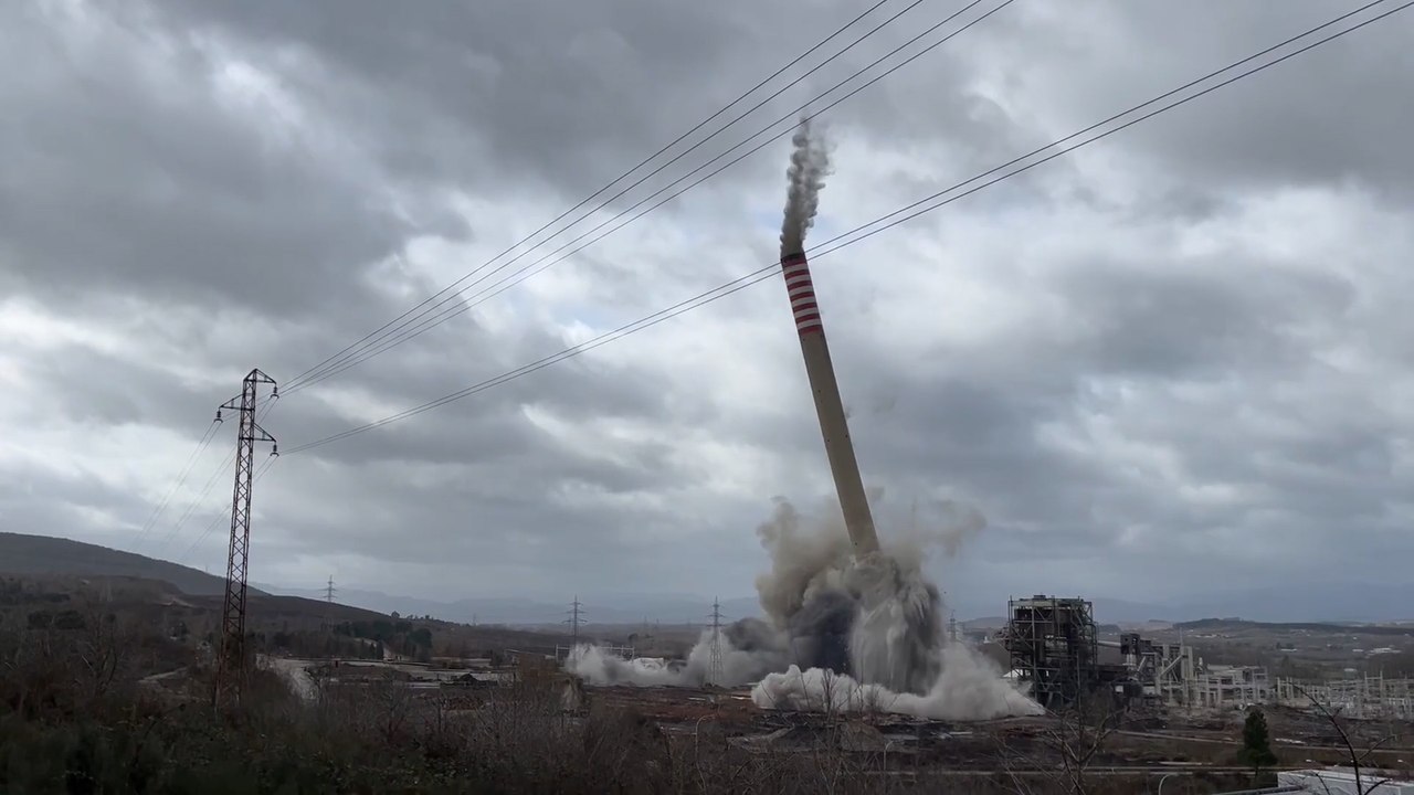 Voladura de las últimas dos chimeneas de la cen...