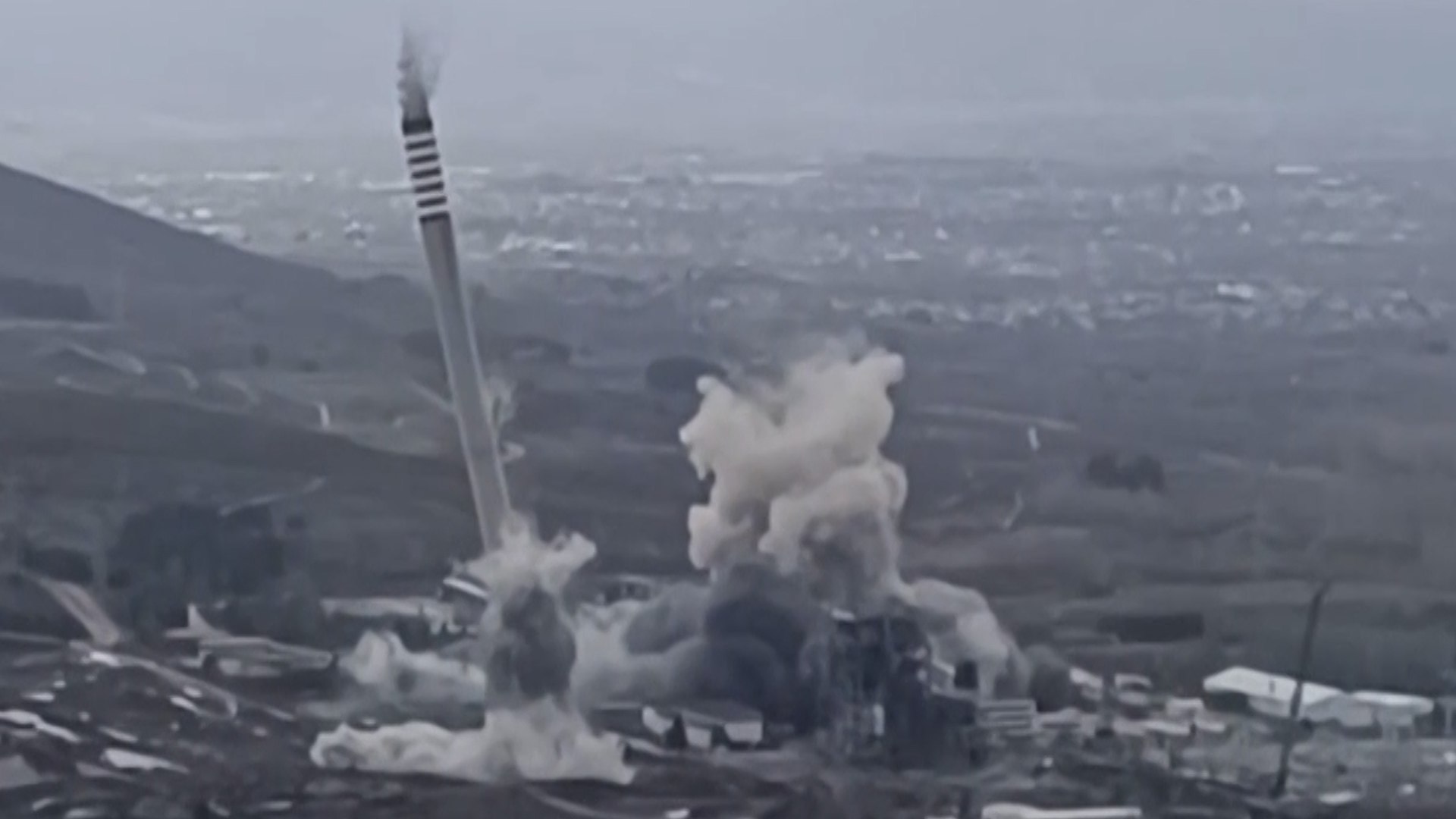 M�s de mil kilos de explosivos han sido necesarios para derribar la nave de tolvas y las dos chimeneas de la antigua central t�rmica de Compostilla II, s�mbolo del pasado industrial y minero de la comarca leonesa de El Bierzo.
Endesa ha ejecutado este mediod�a esta actuaci�n dentro del proceso de desmantelamiento de la central y que, seg�n la compa��a, ya supera el 90 por ciento de su ejecuci�n.
Los trabajos han corrido a cargo de las empresas especializadas Recifemetal y 4D.
Seg�n la compa��a, aproximadamente el 95% de los materiales resultantes ser�n revalorizados, en l�nea con los principios de econom�a circular que rigen el proyecto, con el objetivo de alcanzar el residuo cero.

La central de Compostilla II, inaugurada en 1972 y ampliada hasta 1985, ces� su actividad en junio de 2020 tras perder competitividad por el incremento del precio de los derechos de emisi�n de CO? y el endurecimiento de la normativa medioambiental europea.