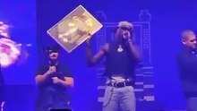 La fouine remet le disque d'or à himra sur scène