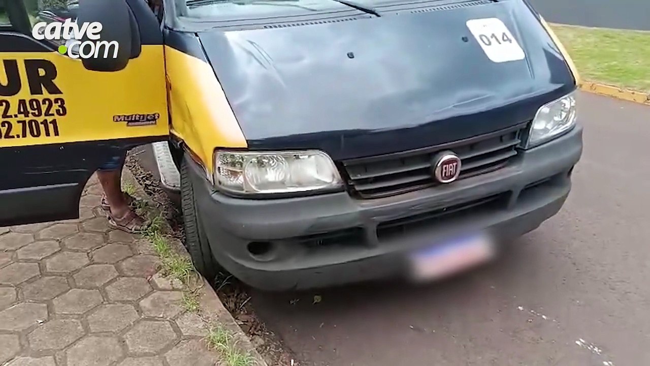 Moto e Van do transporte escolar se envolvem em acidente em Toledo