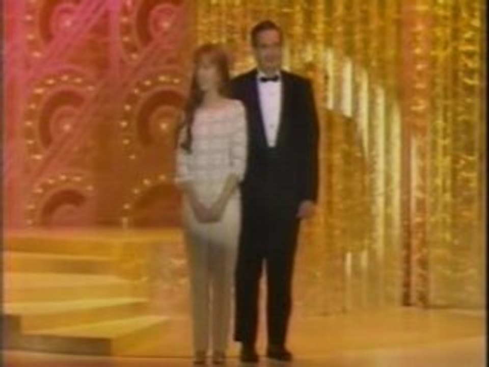 JOAN COLLINS PRESENTING GOLDEN GLOBES