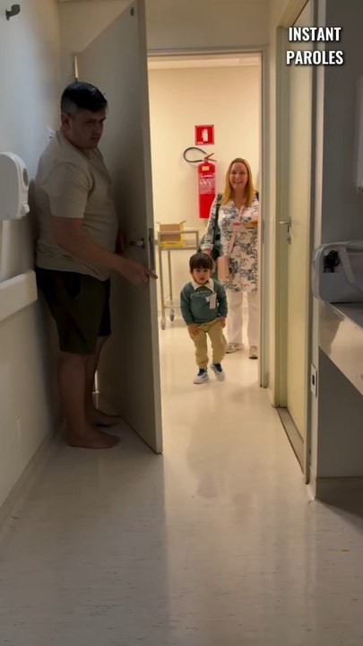 Ce petit garçon rencontre sa petite sœur pour la toute première fois