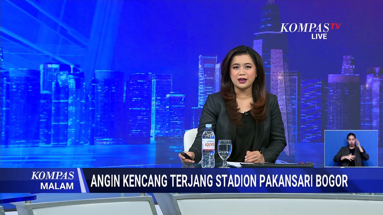 Angin Kencang Terjang Stadion Pakansari Bogor, Atap Beterbangan dan Pohon Tumbang | KOMPAS MALAM