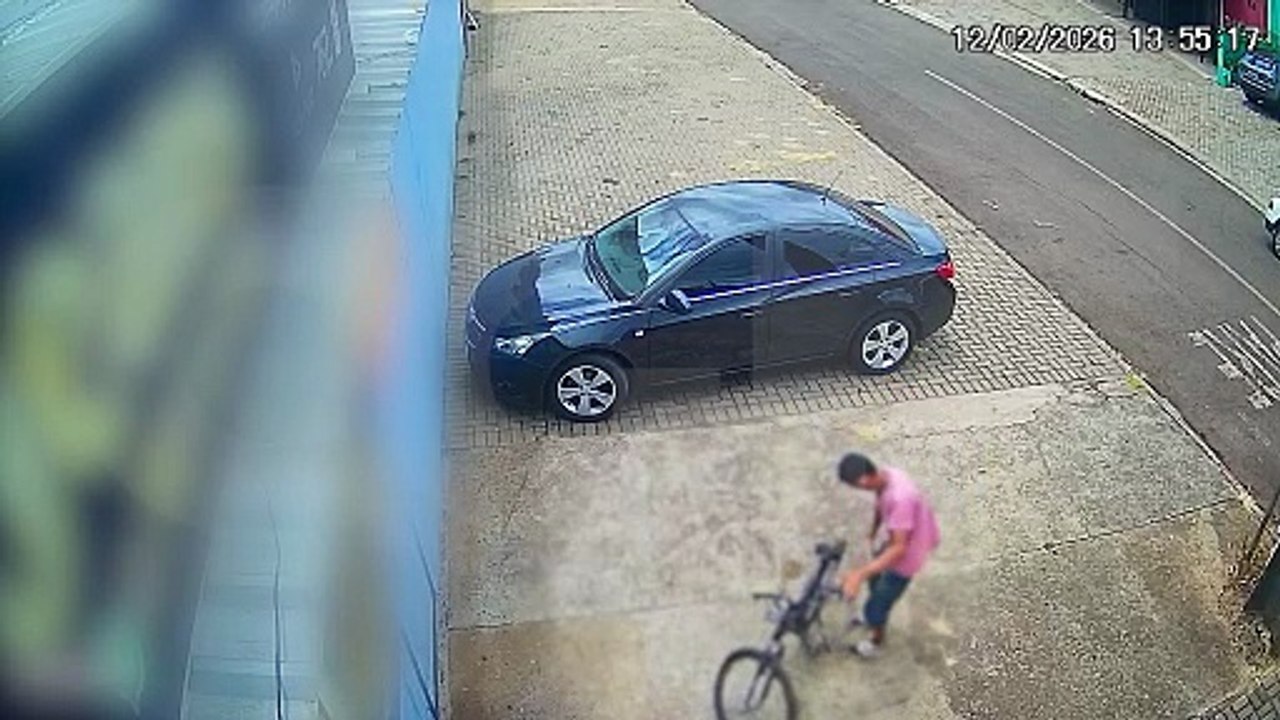 Ladrão furta camisas e foge de bicicleta após ação rápida no Cascavel Velho