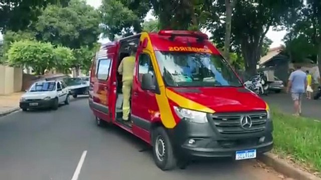 Jovem tem suspeita de fratura em mandíbula após queda de moto na avenida Colombo, em Umuarama