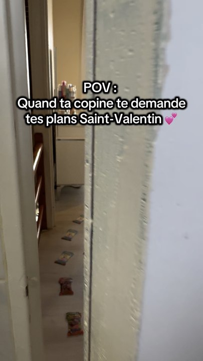 💕 Elle : "Alors, tes plans pour la Saint-Valentin ?"Moi : 👀*Révèle le chemin de boosters Pokémon en forme de cœur jusqu'au lit*Qui a dit que je n'étais pas romantique ? 😎✨Les collectionneurs, elle vous tuerait ou elle validerait ? 😂👇