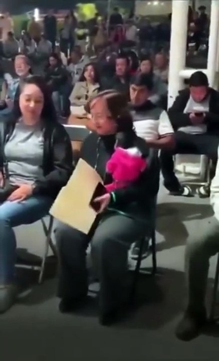 Captan a funcionaria pública con mono araña