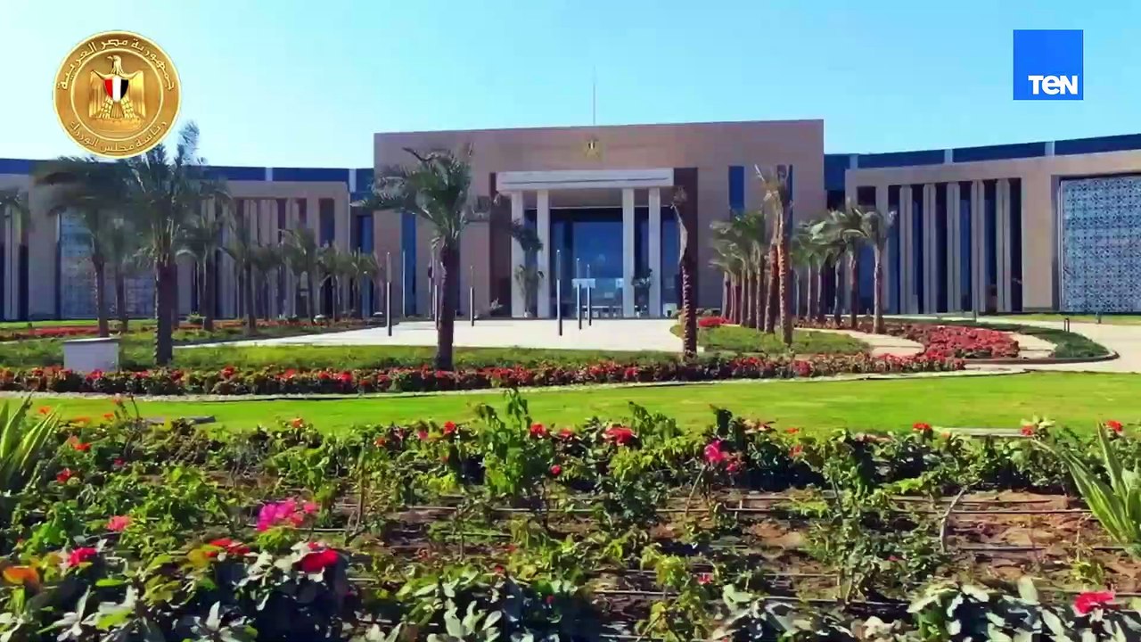 رئيس الوزراء يُكرم الوزراء السابقين بحضور الوزراء الجدد