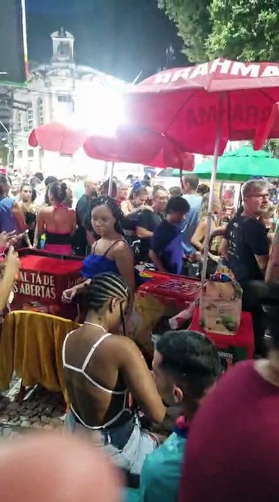Urgente: Abertura do carnaval atrasa 3hs e foliões se revoltam: "Tá todo mundo retado"