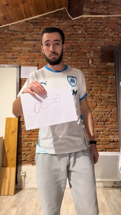 Jour 2 : La prépa pour le Marathon de Paris avance, mais mon stock de feuilles A4 diminue... 😅20 min de tapis + séance haut du corps aujourd'hui. On lâche rien, mais  mon mur commence à ressembler à un bureau de fans obsessionnels @lesfrereschaussettes