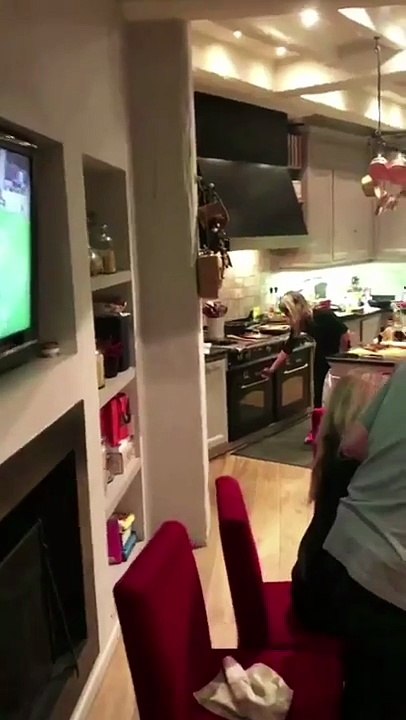 2017 – Johnny Hallyday – Johnny à sa table pour le pot-au-feu de Jean Imbert (25 octobre)