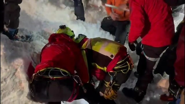 Valanga a Gressoney, escursionista salvato dopo tre ore sotto la valanga. Il salvataggio scavando nella neve: «Ho freddo, sto soffocando»
